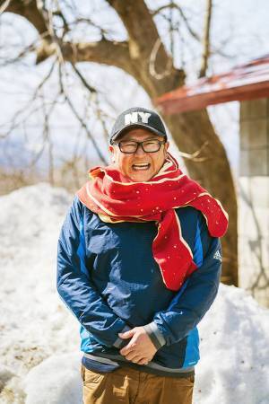 リンゴの皮をモチーフにしたマフラーがかわいい！　リンゴ農家が巻いてみると？