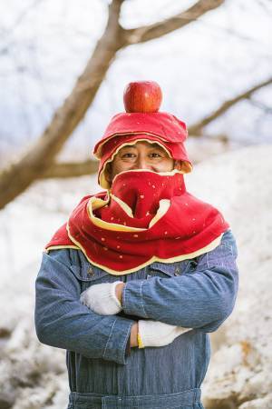 リンゴの皮をモチーフにしたマフラーがかわいい！　リンゴ農家が巻いてみると？