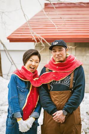 リンゴの皮をモチーフにしたマフラーがかわいい！　リンゴ農家が巻いてみると？