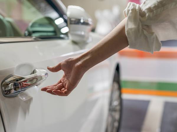 「ゾッとした」「怖すぎる」　銀行から車に戻った女性、すると見知らぬ男性が…？