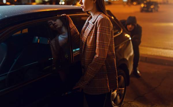 「ゾッとした」「怖すぎる」　銀行から車に戻った女性、すると見知らぬ男性が…？