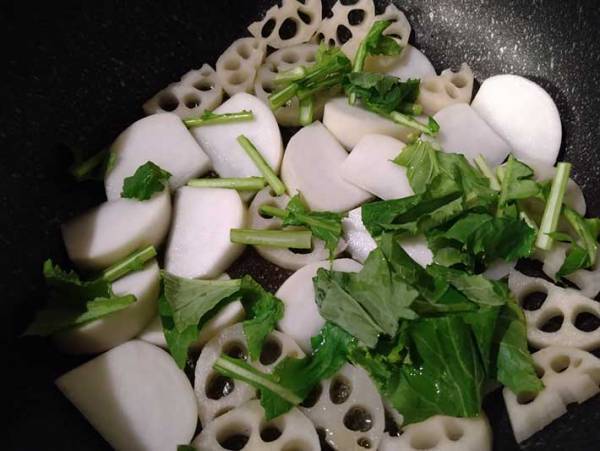 甘酸っぱくておいしい ちょっとオシャレな『カブとれんこんの焼きサラダ』はいかが？