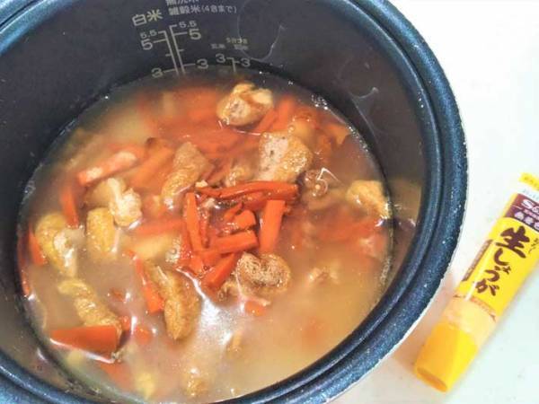 油揚げ入りでうまさ爆発！最後の日に余りがちな人参しりしりが炊き込みご飯に！