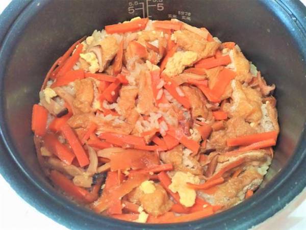 油揚げ入りでうまさ爆発！最後の日に余りがちな人参しりしりが炊き込みご飯に！