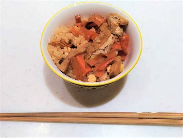 油揚げ入りでうまさ爆発！最後の日に余りがちな人参しりしりが炊き込みご飯に！