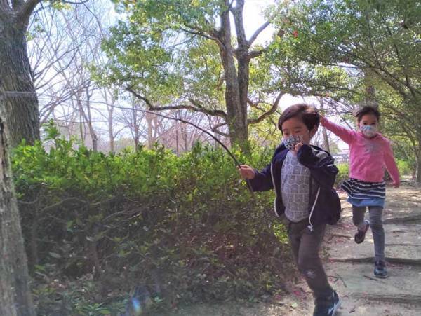 男の子って何ですぐ棒をもつの！？彼らは日々、己と戦っているんです