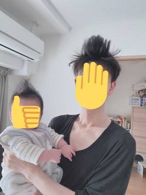 母親がめちゃくちゃ笑った２枚　互いに見つめ合う、父親と赤ちゃんの髪を見ると？