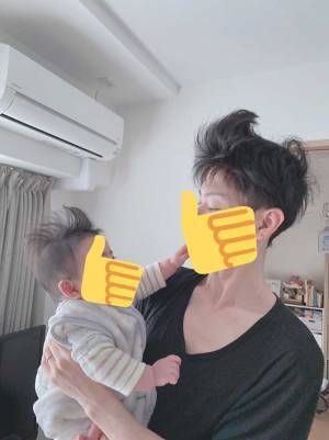 母親がめちゃくちゃ笑った２枚　互いに見つめ合う、父親と赤ちゃんの髪を見ると？