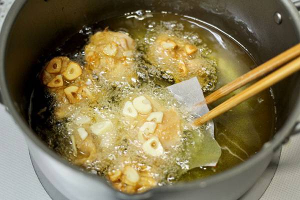 唐揚げに『あるひと手間』を加えると…　「絶対においしいやつ」「天才の発想」