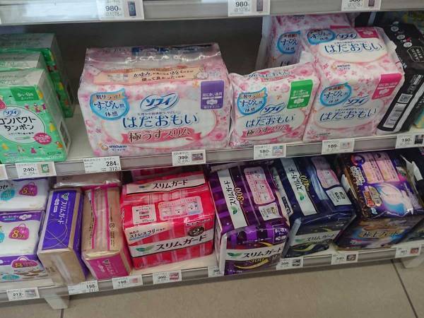 政府、生理用品の無料配布を補助対象に　ネット上では賛否が分かれる