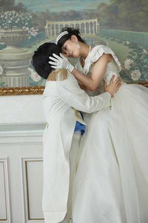 「凛々しすぎて笑った」の声！　新郎新婦が『前撮り』で自由にした結果？