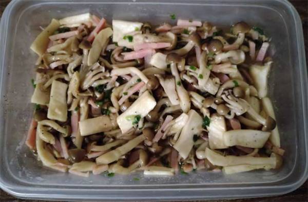 レンジでチンするだけ 失敗なしで箸が止まらない『悪魔の漬けキノコ』の作り方は…