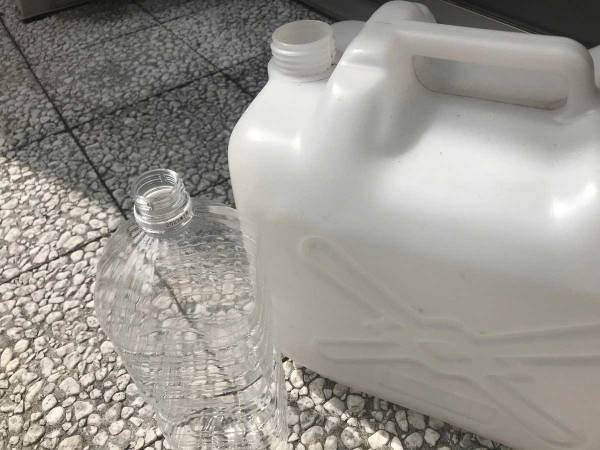 覚えておいて損はなし！ ポリタンクからペットボトルへ水をこぼさずに移し替える方法