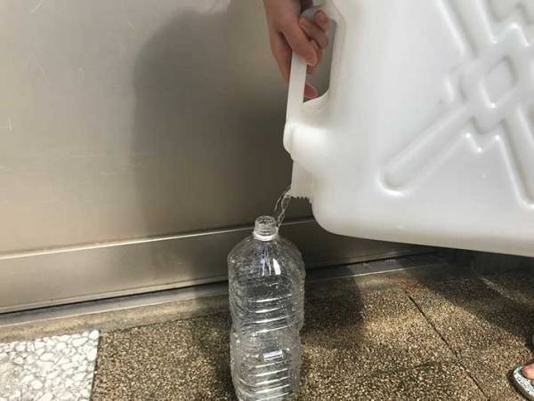 覚えておいて損はなし！ ポリタンクからペットボトルへ水をこぼさずに移し替える方法
