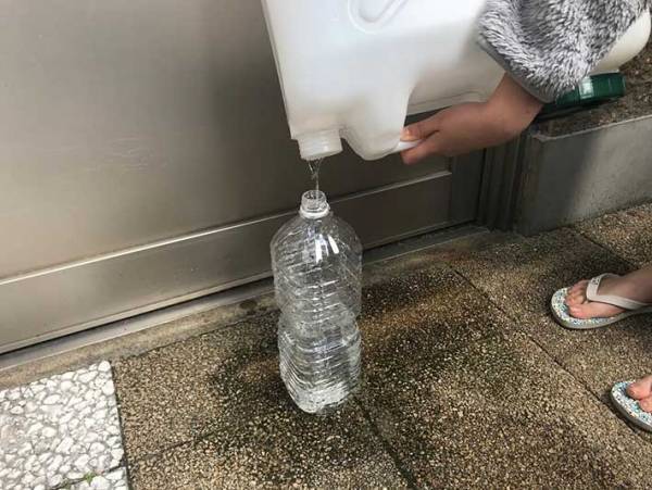 覚えておいて損はなし！ ポリタンクからペットボトルへ水をこぼさずに移し替える方法