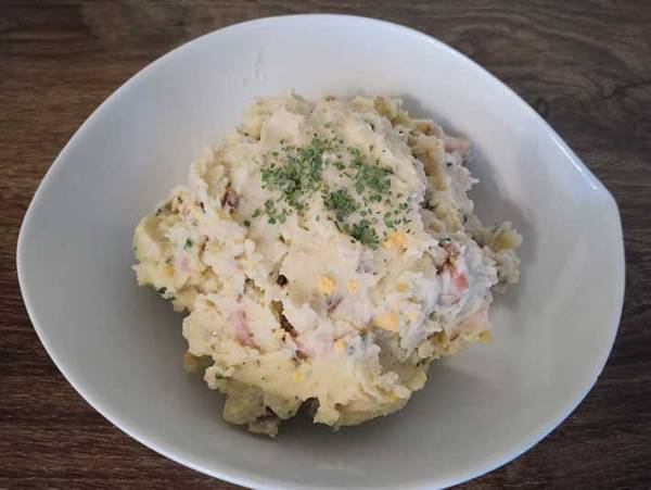 お酒のお供にピッタリ 燻製たまごを使った『大人のポテトサラダ』のレシピはこちら！