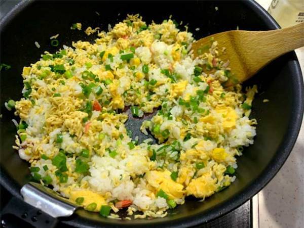 カップラーメンが食べたい気分！でも昨日のご飯が残っている…そんな時の必殺ご飯