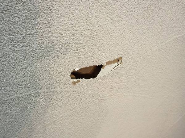 誤って壁に穴を空けた女性　夫に補修を頼むと？　「逆転の発想」「ナイスアイディア」