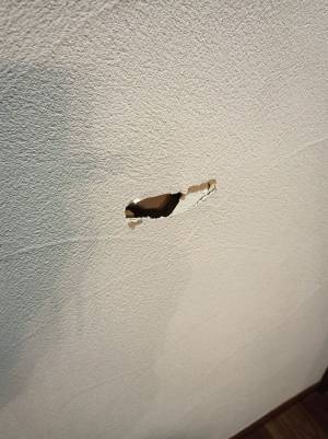 誤って壁に穴を空けた女性　夫に補修を頼むと？　「逆転の発想」「ナイスアイディア」