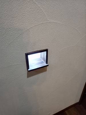 誤って壁に穴を空けた女性　夫に補修を頼むと？　「逆転の発想」「ナイスアイディア」