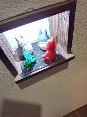 誤って壁に穴を空けた女性　夫に補修を頼むと？　「逆転の発想」「ナイスアイディア」