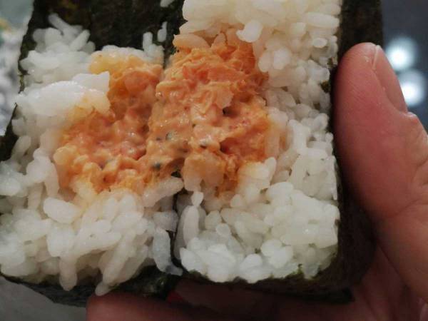 ファミマに陳列されていたおにぎり　パッケージのインパクトが強い！