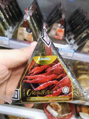 ファミマに陳列されていたおにぎり　パッケージのインパクトが強い！