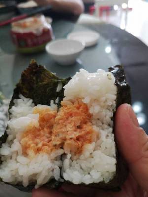 ファミマに陳列されていたおにぎり　パッケージのインパクトが強い！