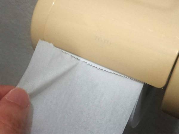 トイレの異変に気付いた夫　『フタの裏』を見てみると？