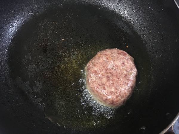 「天才の発想」と絶賛の声が続出　ハンバーグとトマト缶を用意するだけで…？