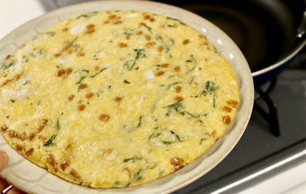 「ふわっふわ」「一瞬でなくなる」　納豆、とろろ、卵をまぜて焼くと？