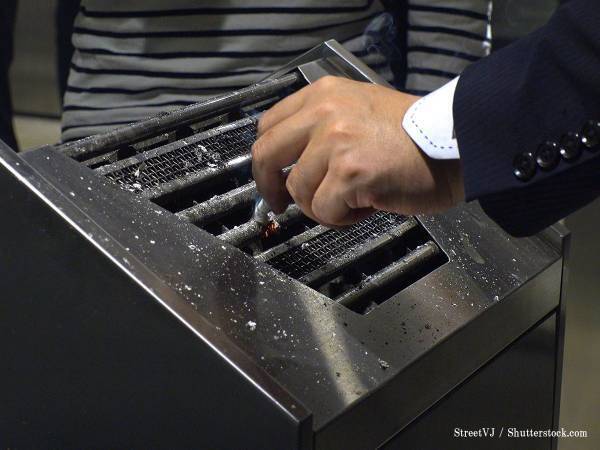 『路上喫煙防止』をうながすはずが？　貼り紙の文面にツッコミの嵐