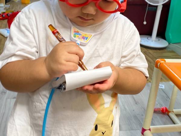 「信頼の置けそうなお医者さん出てきた」　父親を唸らせた、３歳娘の『お医者さんごっこ』とは