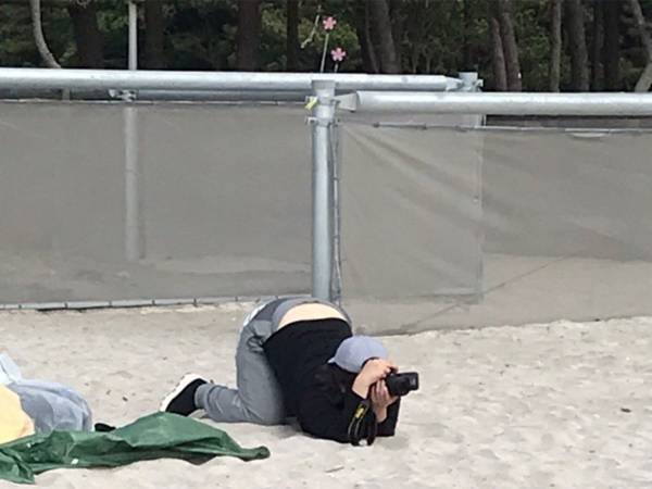 カメラに夢中になった女性が…？　「爆笑」「二度見した」