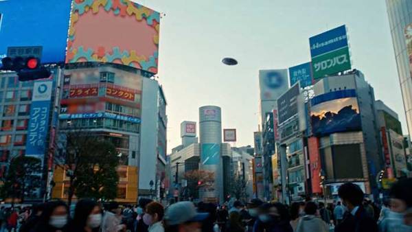 マスク姿でスマホをいじる通行人を見た『派手な４人組』が？　「笑った」「顔がうるさい」