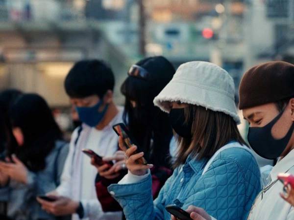 マスク姿でスマホをいじる通行人を見た『派手な４人組』が？　「笑った」「顔がうるさい」