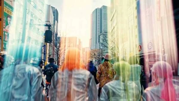 マスク姿でスマホをいじる通行人を見た『派手な４人組』が？　「笑った」「顔がうるさい」