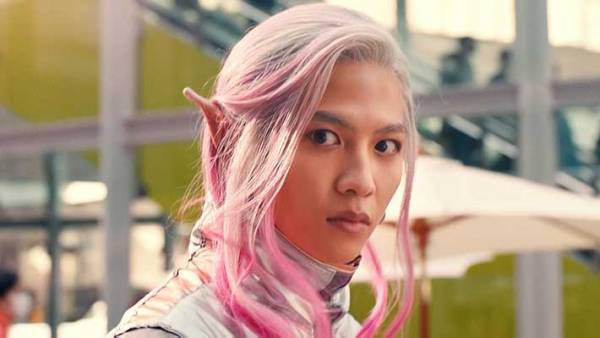 マスク姿でスマホをいじる通行人を見た『派手な４人組』が？　「笑った」「顔がうるさい」