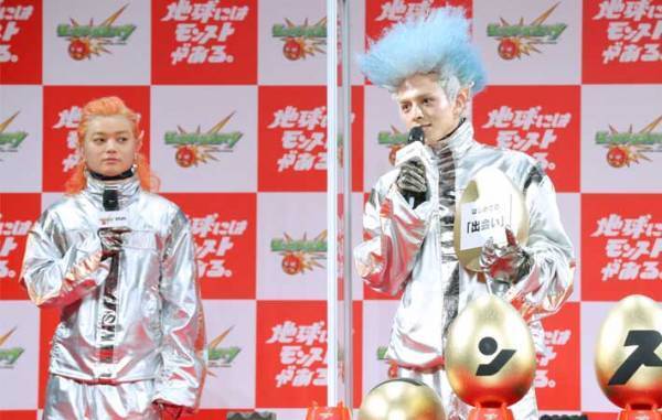 マスク姿でスマホをいじる通行人を見た『派手な４人組』が？　「笑った」「顔がうるさい」