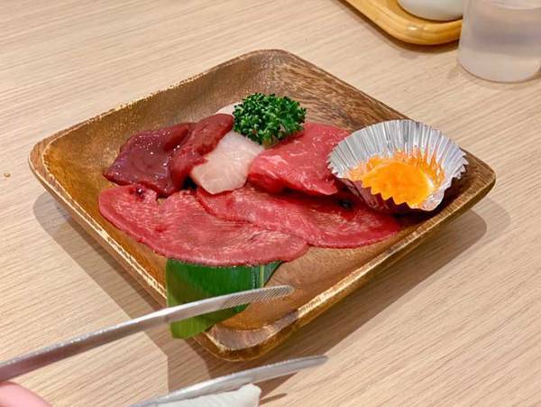 柴犬を『犬OKの焼肉店』に連れて行くと？　反応に、笑いがこみ上げる