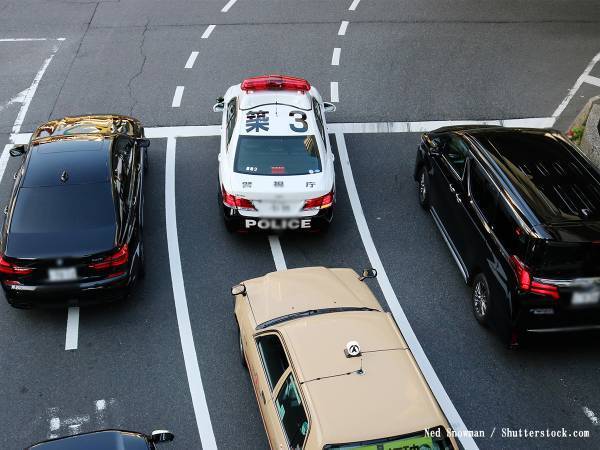 横断歩道を渡り切れないおばあちゃん　警察官がとった行動に称賛の声が上がる