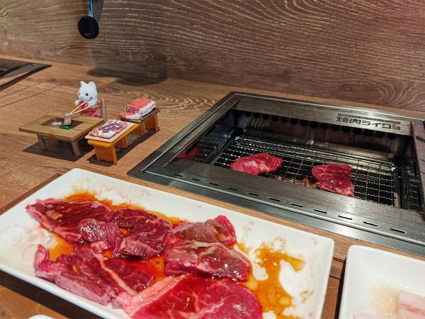 １人焼肉店に『２人』で来店！？　真相が分かる２枚の写真に癒される…