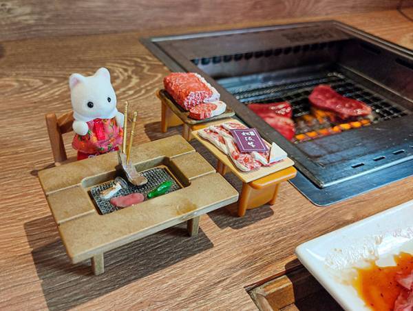 １人焼肉店に『２人』で来店！？　真相が分かる２枚の写真に癒される…