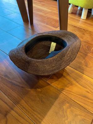 床に帽子を置いて何しているの？　その理由が分かるオチがこちらです