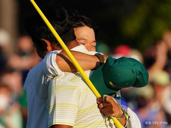 松山選手のキャディが帽子を取り？　その後の行動に「尊敬に値する」の声