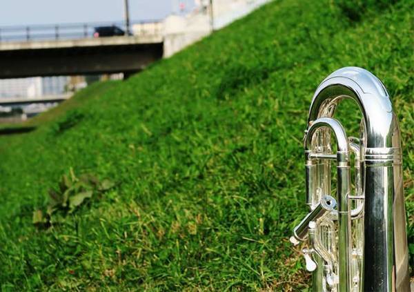 チューバを河原で吹いていると…　おばあちゃんが渡した１枚の『メモ』が話題に