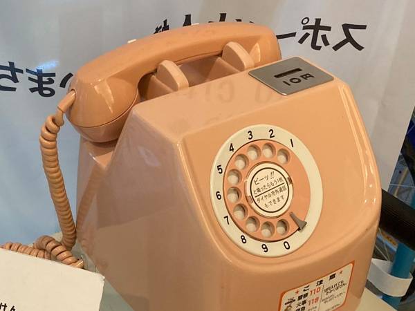 懐かしのピンクのダイヤル式電話　現代での扱われ方に衝撃を受ける