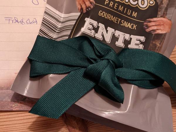 保護犬を迎えたことを貼り紙でお知らせ　すると、隣人から届いたのは？