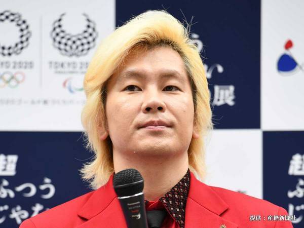 ソフトクリームを機械から直接口に…　迷惑行為をする店員に、カズレーザーが？