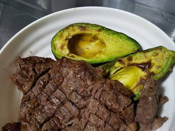 肉とアボカドを焼いただけなのに…完成した『１枚』に、笑いがこみ上げる